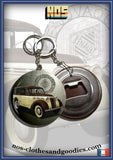 Badge /Magnet/ porte clé décapsuleur  Renault Juvaquatre bi color